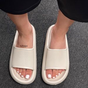 Bone cloud insole pillow slides